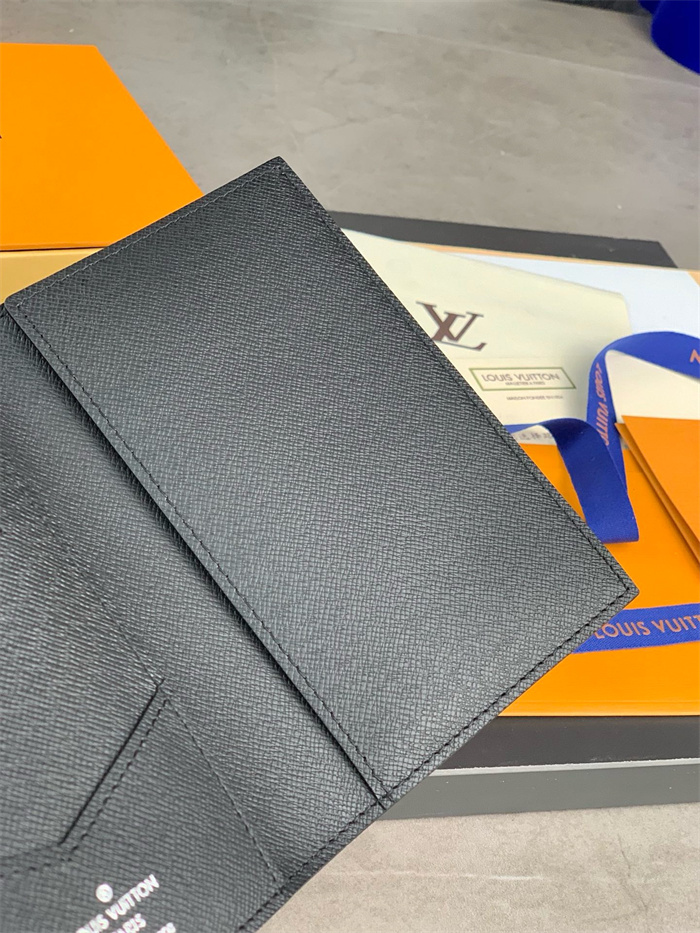 LOUIS VUITTON 루이비통 여권지갑 M46290 2024/신상 2COLOR